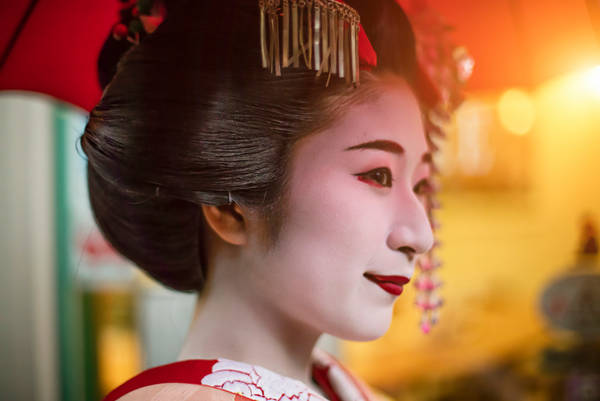 640251420 Close-up side view of thoughtful young geisha