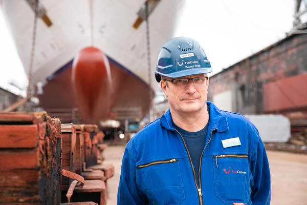 EUROPA in der Werft Die EUROPA, Hapag-Lloyd Cruises, liegt im Dock bei Blohm + Voss.