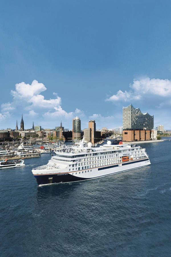 Hamburg. Jungfernfahrt Expeditionskreuzfahrtschiff "Hanseatic nature" von Hapag-Lloyd Cruises