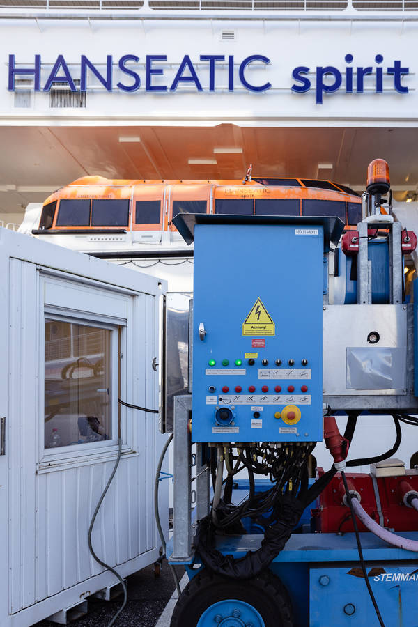 HANSEATIC spirit bezieht Landstrom am Hamburg Cruise Center Altona, Hapag-Lloyd Cruises.