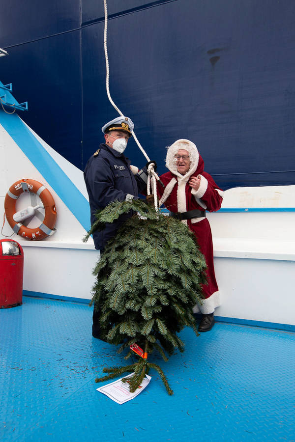 Weihnachtsbaumverteilaktion in Hamburg Hafen