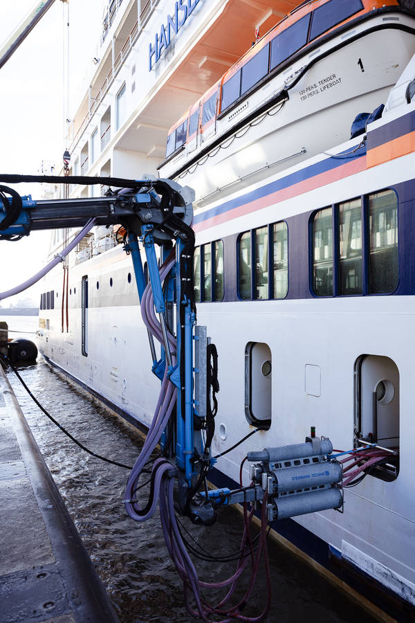 HANSEATIC spirit bezieht Landstrom am Hamburg Cruise Center Altona, Hapag-Lloyd Cruises.