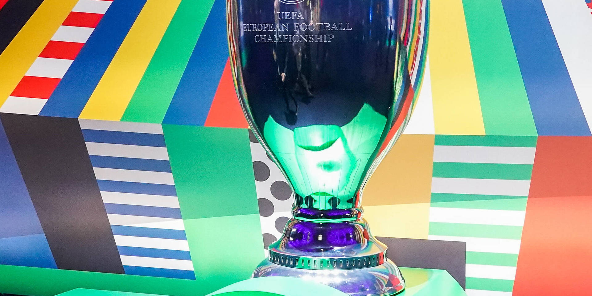 Überdimensional großer EM-Pokal im Eingangsbereich zur Auslosung der Qualifikationsgruppen zur Europameisterschaft 2024