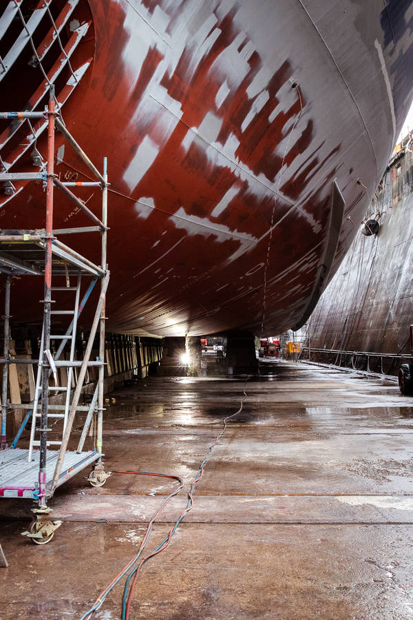HANSEATIC nature in der Werft in Bremerhaven, Hapag-Lloyd Cruises