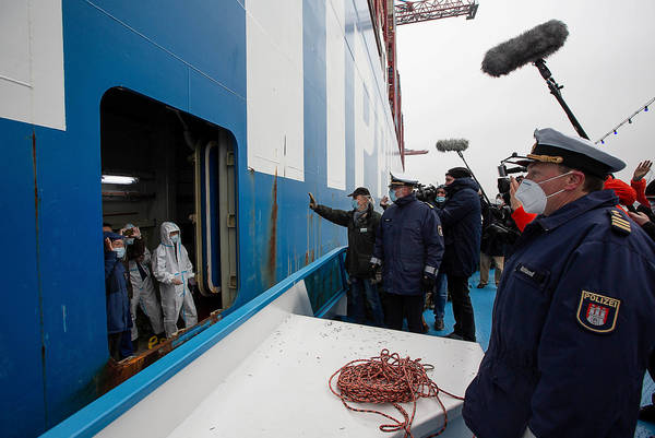 Weihnachtsbaumverteilaktion in Hamburg Hafen
