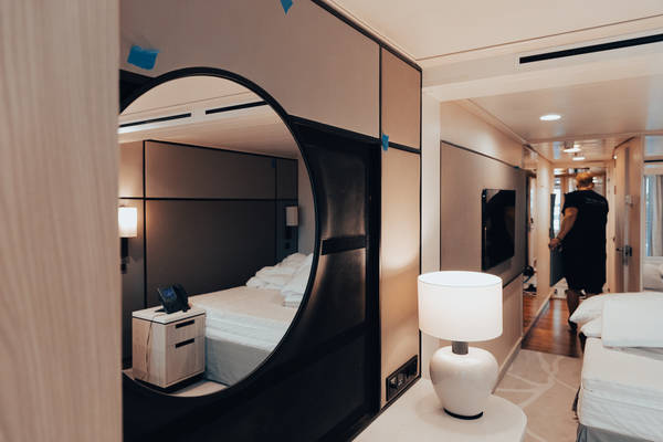 EUROPA in der Werft Die EUROPA, Hapag-Lloyd Cruises, liegt im Dock bei Blohm + Voss.