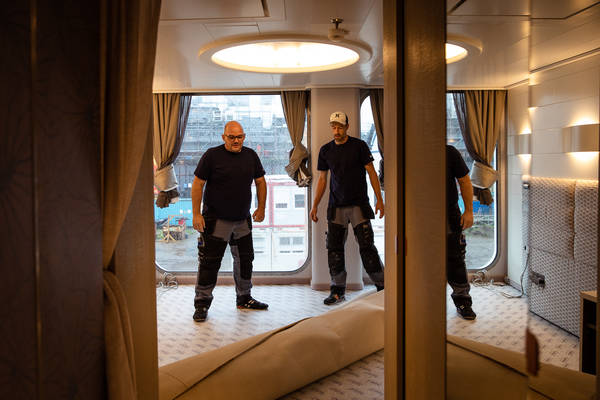 HANSEATIC nature in der Werft in Bremerhaven, Hapag-Lloyd Cruises