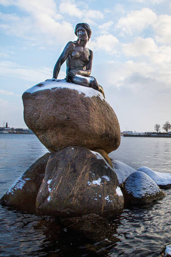 D22E7K Wintertime in Copenhagen. Little mermaid sculpture in the port area, covered with snow. Copenhagen, Denmark, Europe