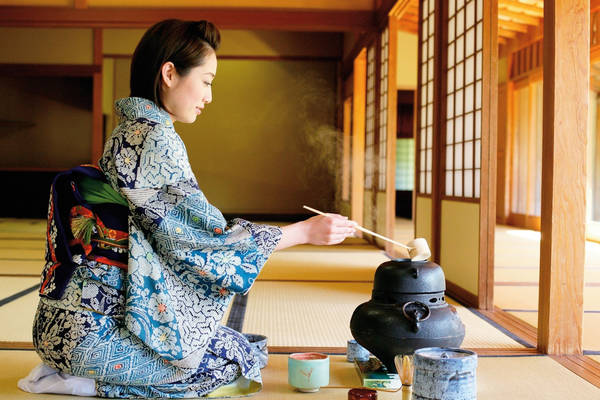 73162235 Japanese woman sitting in tea room