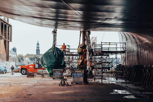 EUROPA in der Werft Die EUROPA, Hapag-Lloyd Cruises, liegt im Dock bei Blohm + Voss.