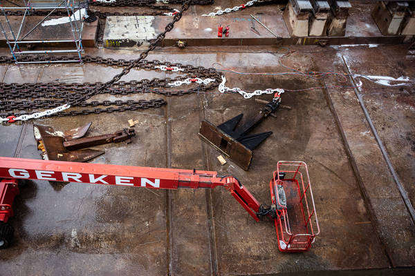 HANSEATIC nature in der Werft in Bremerhaven, Hapag-Lloyd Cruises