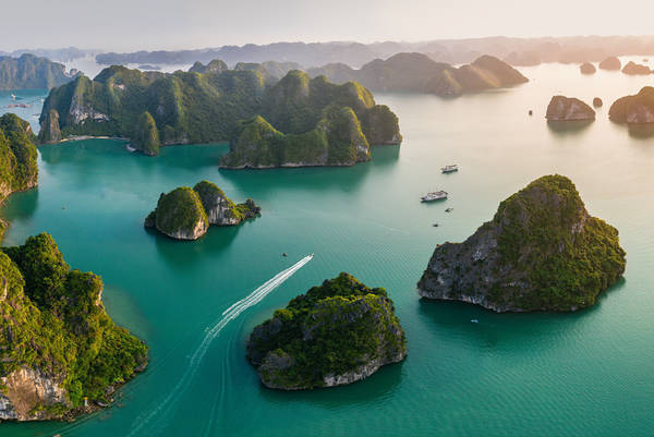 HIGH ANGLE VIEW OF ROCKS ON SEA