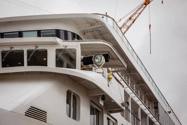 HANSEATIC nature in der Werft in Bremerhaven, Hapag-Lloyd Cruises