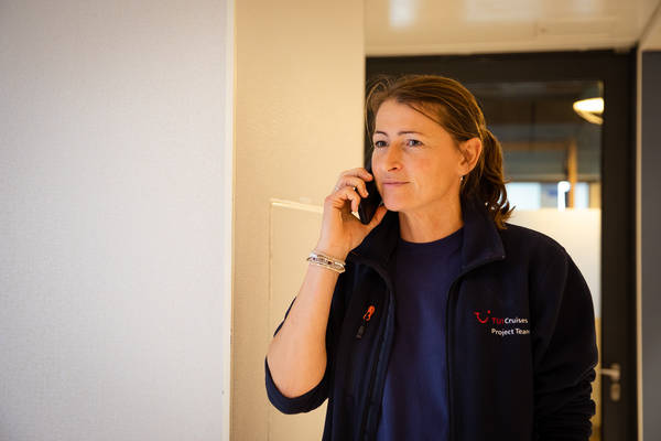 HANSEATIC nature in der Werft in Bremerhaven, Hapag-Lloyd Cruises