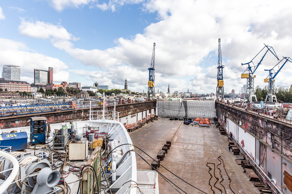 Werftaufenthalt MS BREMEN bei Blohm + Voss in Hamburg. Hapag-Lloyd Cruises