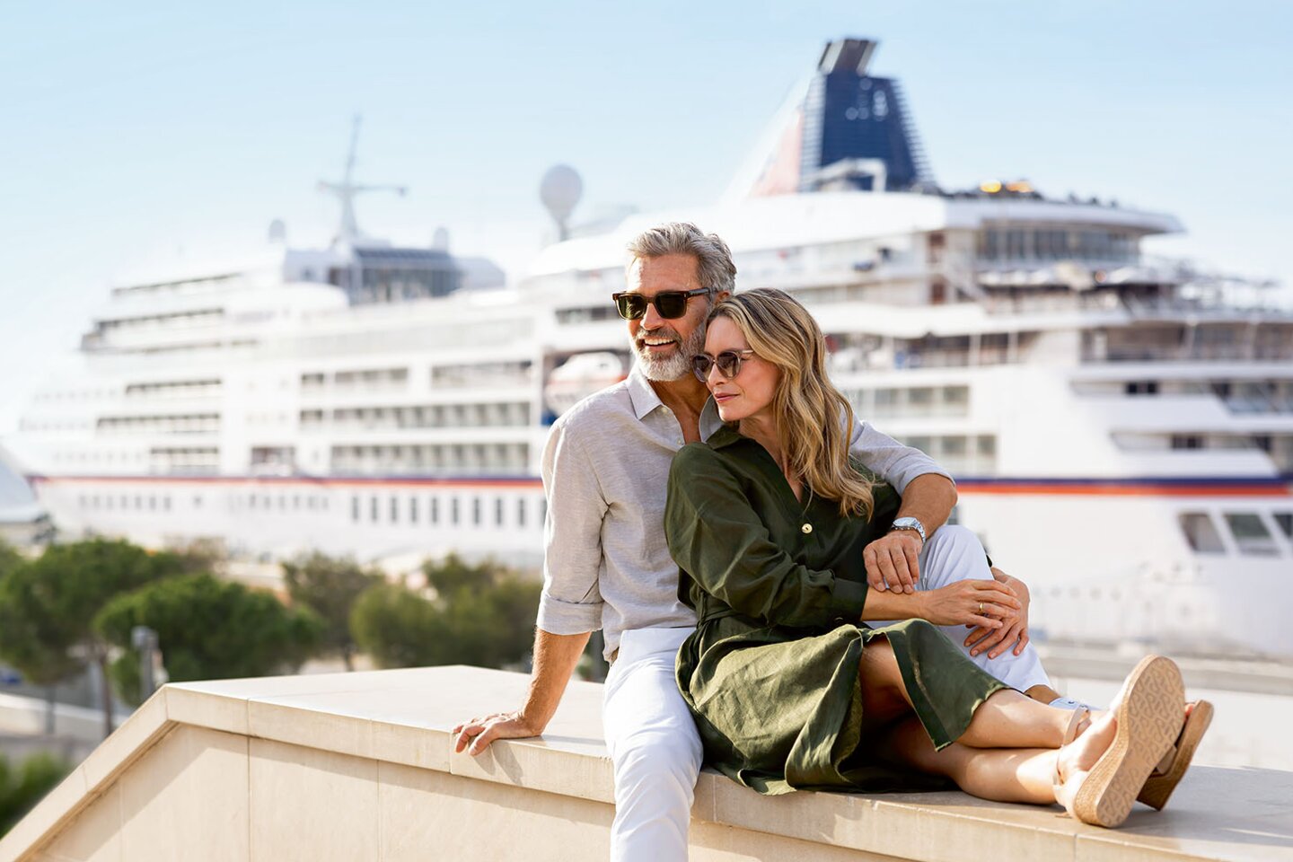 MS EUROPA Paar an Land