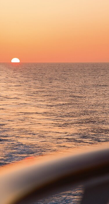 MS EUROPA Sonnenuntergang Reling