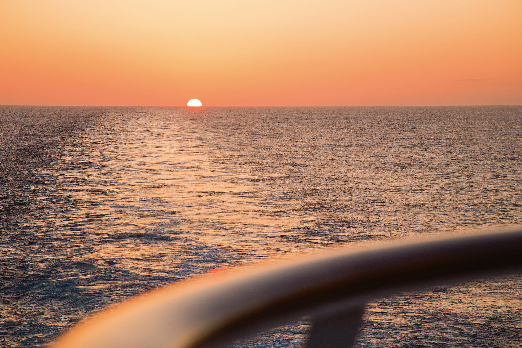 MS EUROPA Sonnenuntergang Reling